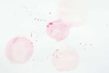 Soyut hafif pembe suluboya beyaz kağıda splatters