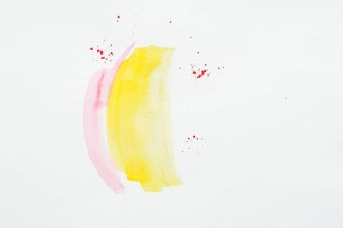 Kırmızı splatters ile sarı ve pembe sulu boya darbeleri ile soyut resim