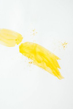 Soyut sarı sulu boya darbeleri ile Beyaz Kağıt arka plan üzerinde splatters