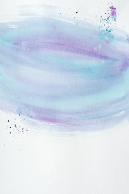 beyaz kağıt üzerine splatters ile soyut mor ve mavi suluboya resim