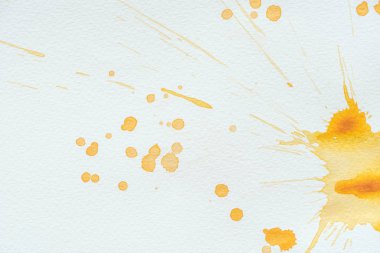 Soyut Turuncu suluboya splatters ve beyaz kağıda engelliyor