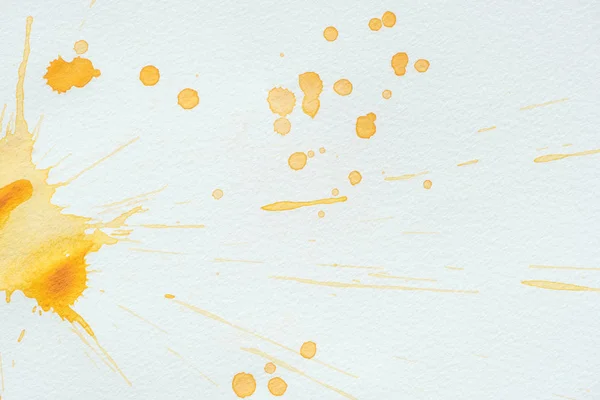 Sanatsal Turuncu Suluboya Beyaz Kağıt Arka Plan Üzerinde Splatters — Stok fotoğraf