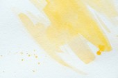künstlerische gelbe Aquarellstriche auf weißem Papier