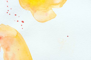 Soyut sarı sulu boya darbeleri ile Beyaz Kağıt arka plan üzerinde kırmızı splatters