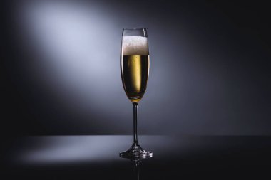 Şampanya köpüğü ile bakış koyu zemin üzerinde kapatın