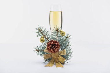 Beyaz arka plan üzerinde Noel dekorasyonu ile şampanya görünümünü kapat
