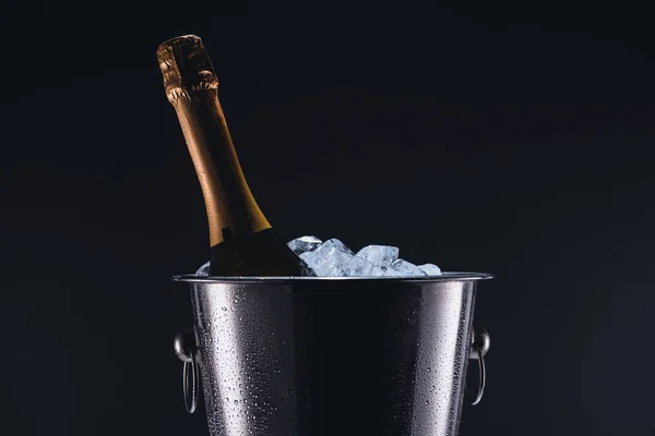 Nahaufnahme Einer Flasche Champagner Eimer Mit Eiswürfeln Isoliert Auf Schwarz — Stockfoto