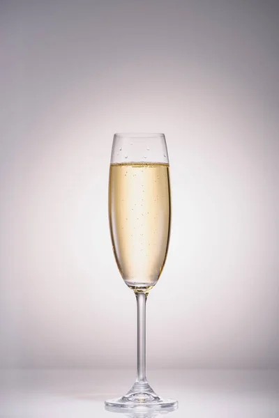 Vue Rapprochée Verre Champagne Sur Fond Gris — Photo
