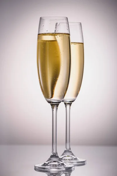 Close Van Glazen Champagne Grijze Achtergrond — Gratis stockfoto
