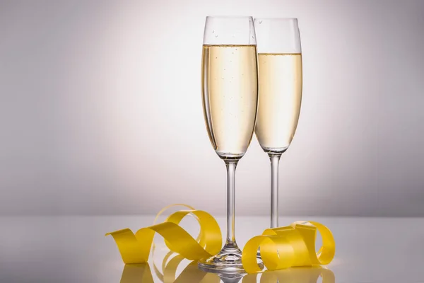 Закрыть Вид Бокалы Шампанского Желтые Праздничные Конфетти Сером Фоне — стоковое фото