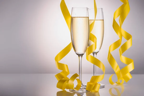 Närbild Bild Glas Champagne Och Gul Festlig Konfetti Grå Bakgrund — Stockfoto