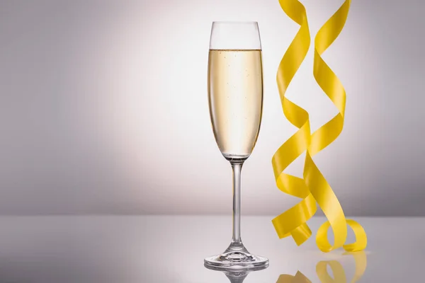 Nahaufnahme Von Glas Champagner Und Gelbem Konfetti Auf Grauem Hintergrund — Stockfoto