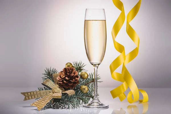 Nahaufnahme Von Glas Champagner Weihnachtsdekoration Und Konfetti Auf Grauem Hintergrund — Stockfoto