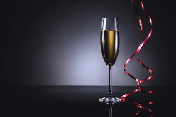 Close Van Een Glas Champagne Feestelijke Confetti Donkere Achtergrond — Stockfoto