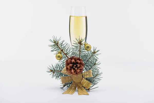 Nahaufnahme Von Glas Champagner Mit Weihnachtsdekoration Auf Weißem Hintergrund — kostenloses Stockfoto