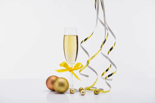 Nahaufnahme Von Glas Champagner Konfetti Und Weihnachtskugeln Auf Weißem Hintergrund — kostenloses Stockfoto