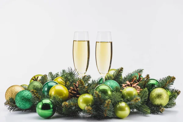 Close View Glass Champagne Festive Christmas Wreath White Backdrop — Stock Photo, Image