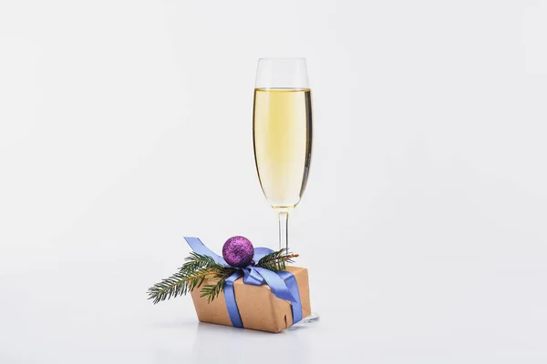 シャンパンとクリスマス ギフトのガラスの白い背景の上のビューを閉じます  — 無料ストックフォト