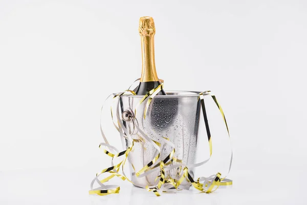 Nahaufnahme Einer Flasche Champagner Eimer Mit Festlichen Girlanden Auf Grauem — Stockfoto