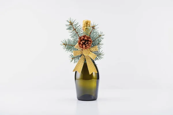 Vue Rapprochée Bouteille Champagne Avec Décoration Noël Sur Fond Blanc — Photo gratuite