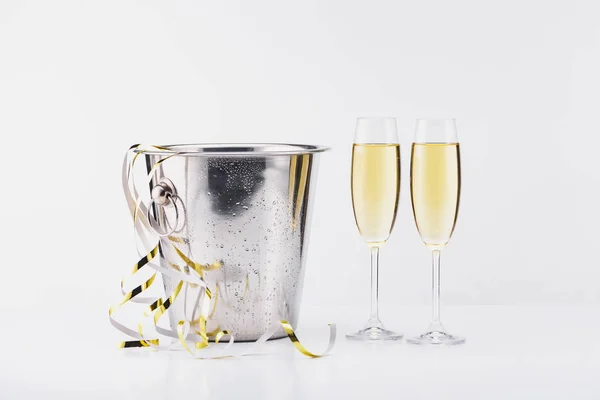 Stäng Upp Hink Festlig Kransar Och Glas Champagne Grå Bakgrund — Stockfoto