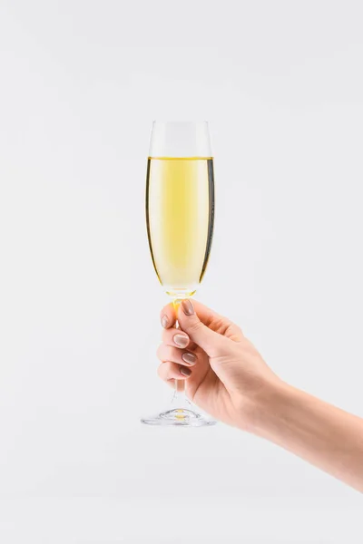 シャンパンを手に分離白のガラスを保持している女性のクロップ撮影 — ストック写真