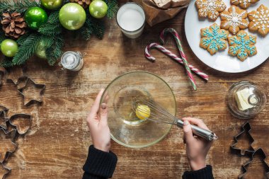dekoratif çelenk ile ahşap masa üstü hamur Noel kurabiyeleri için yapma çırpma teli ile atış kadının kırpılmış