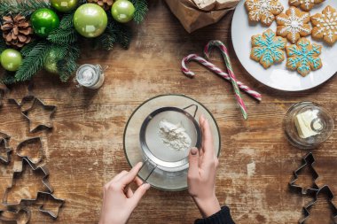 atış için Noel çerezleri fırın dekoratif çelenk ile ahşap masa üzerinde hamur yapma kadının kırpılmış