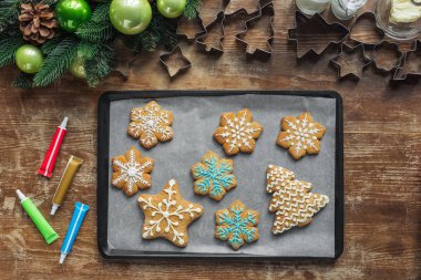 düz lay Noel kurabiye pişirme Pan, Noel çelenk ve çerez cuttrers Ahşap yüzeyi ile