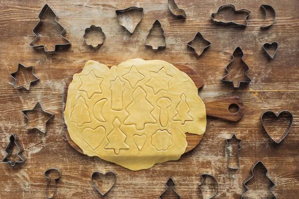 Top View Raw Dough Cutting Board Cookie Cutters Wooden Tabletop — Free Stock Photo