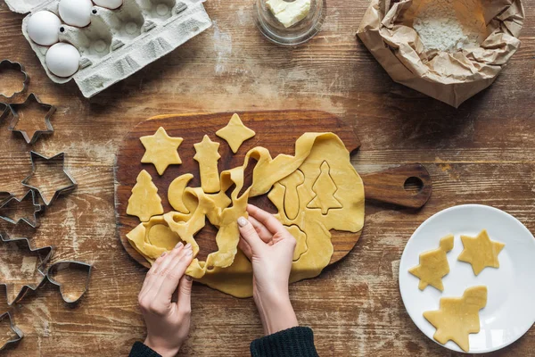 Teilansicht Einer Frau Bei Der Zubereitung Von Weihnachtsplätzchen Auf Einer — kostenloses Stockfoto