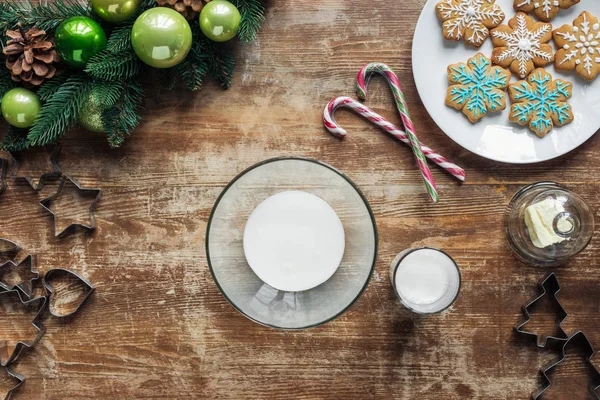 Flat Lay Milk Bowl Christmas Decorative Wreath Baked Cookies Wooden — Free Stock Photo