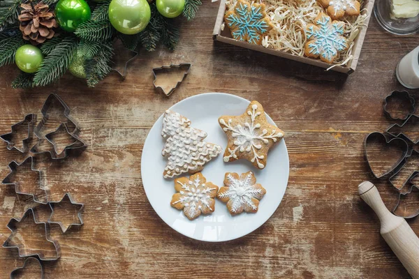 Flat Lay Christmas Cookies Plate Wooden Surface Christmas Decorative Wreath — Stock Photo, Image