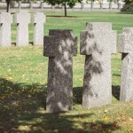 相同墓碑的选择性焦点放置在墓地的一排