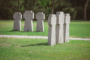 satır ile aynı eski anıt mezar taşı mezarlık yerleştirilir 