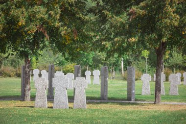 eski anıt Taş haçlar mezarlığında satırlardaki yerleştirilir