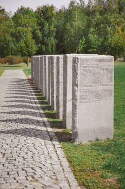 satır ve ağaçlar mezarlığında yerleştirilen yazı ile eski anıt mezar taşları