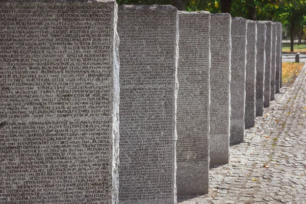 Одинаковые Каменные Гробницы Надписью Расположенной Ряд Кладбище — стоковое фото