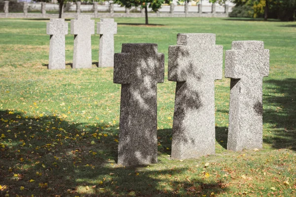 Selektivní Fokus Identické Náhrobní Kameny Umístěny Řádcích Hřbitov — Stock fotografie zdarma