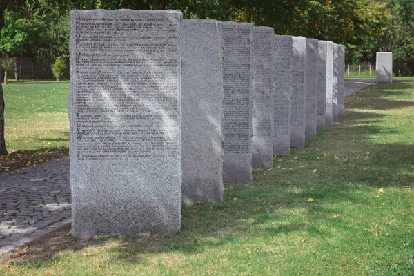 Oude Memorial Grafstenen Met Belettering Begraafplaats — Stockfoto