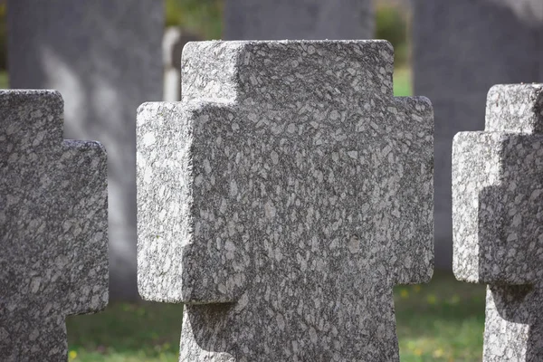 Крупним Планом Вид Меморіальні Кам Яні Хрести Розміщені Ряд Кладовищі — стокове фото