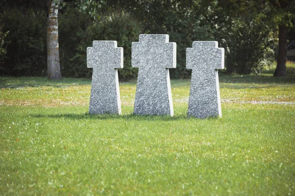 Memorial Stenen Kruisen Geplaatst Rij Gras Kerkhof — Stockfoto