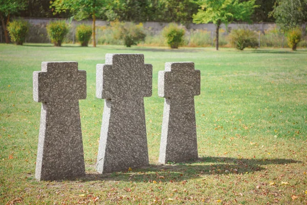 Foco Seletivo Cruzes Pedra Memorial Colocadas Linha Grama Cemitério — Fotografia de Stock