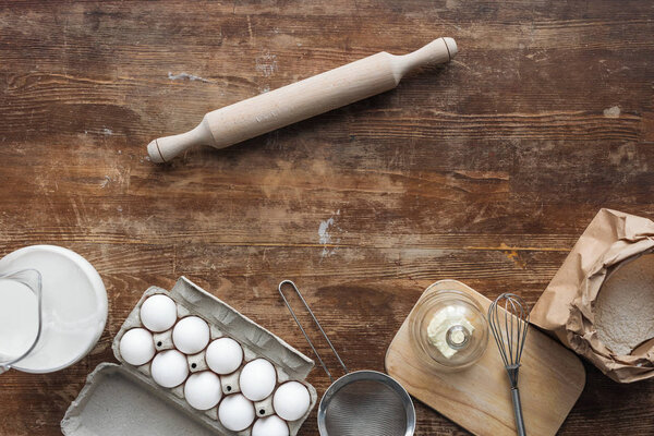 вид выпечки ингредиентов на деревянный стол