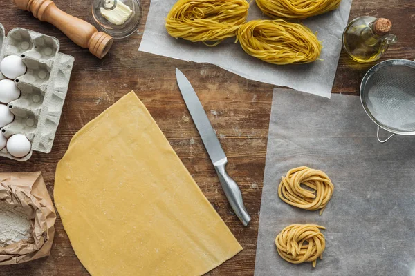 Vista Dall Alto Degli Ingredienti Della Pasta Cruda Tavolo Legno — Foto stock gratuita