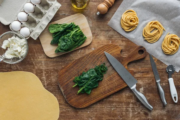 Top View Cut Spinach Wooden Chopping Board Pasta Ingredients — Free Stock Photo