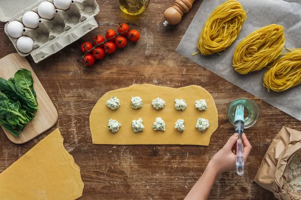 Ovanifrån Kvinnliga Händer Tvätt Tråckla Pensel Medan Matlagning Ravioli Träbord — Stockfoto