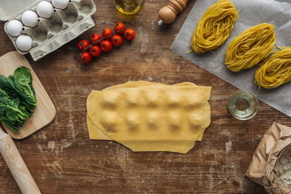 Draufsicht Auf Teig Mit Füllung Und Zutaten Für Ravioli Holztisch — kostenloses Stockfoto