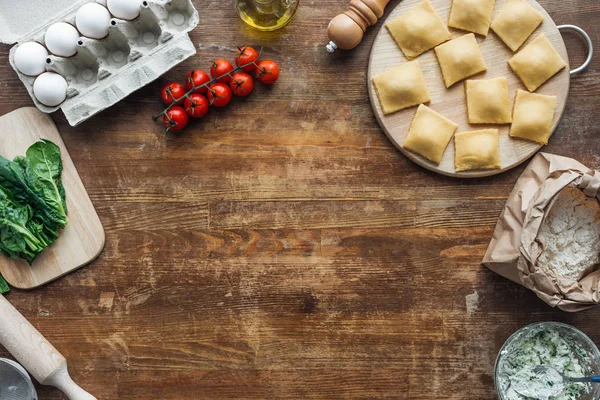 Vista Dall Alto Dei Ravioli Crudi Sul Tagliere Tavolo Legno — Foto Stock