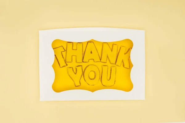 Bolo Forma Quadrado Caixa Com Obrigado Lettering Isolado Fundo Amarelo — Fotos gratuitas